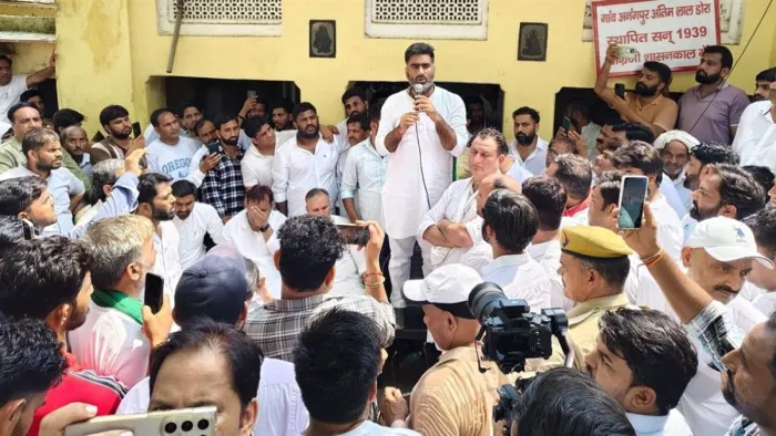 अनंगपुर में वन विभाग द्वारा अवैध निर्माण के खिलाफ कार्रवाई के विरोध में आज महापंचायत हो रही है।