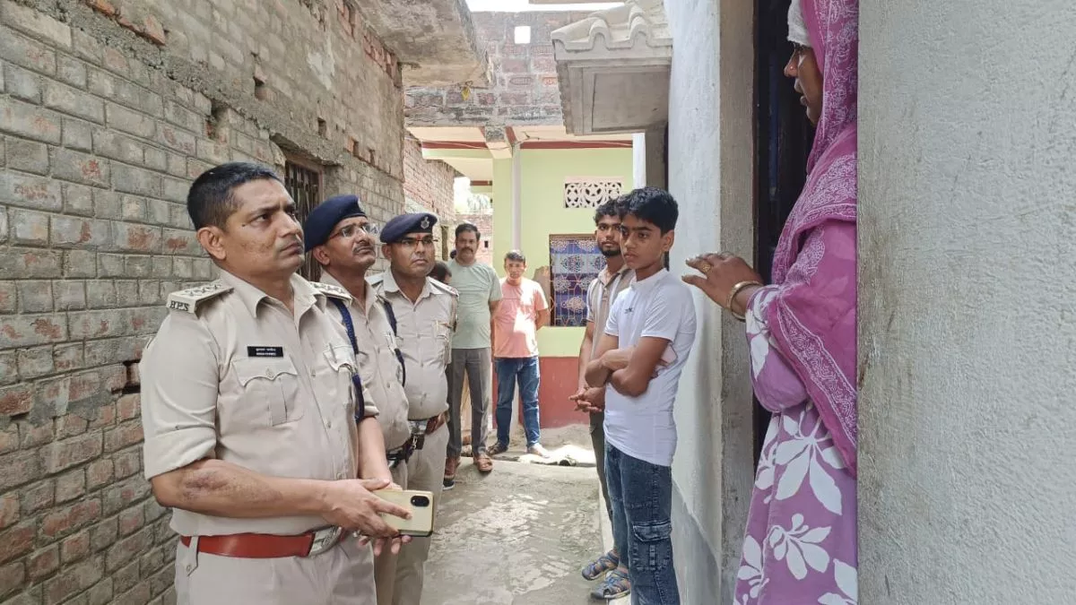 नवादा में पुलिसवालों पर मिर्च पाउडर और केमिकल से हमला, आधा दर्जन जवान घायल; 30 लोगों को हिरासत में लिया गया