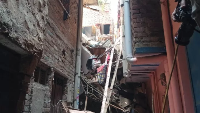 वेलकम इलाके के जनता कॉलोनी में गिरा मकान 15 साल पुराना था।