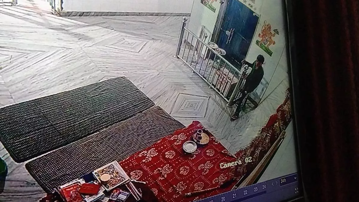 आदमपुर में चोरों ने भगवान को भी नहीं बख्शा, मंदिर के दानपात्र से चुराई नकदी; CCTV से हुआ खुलासा