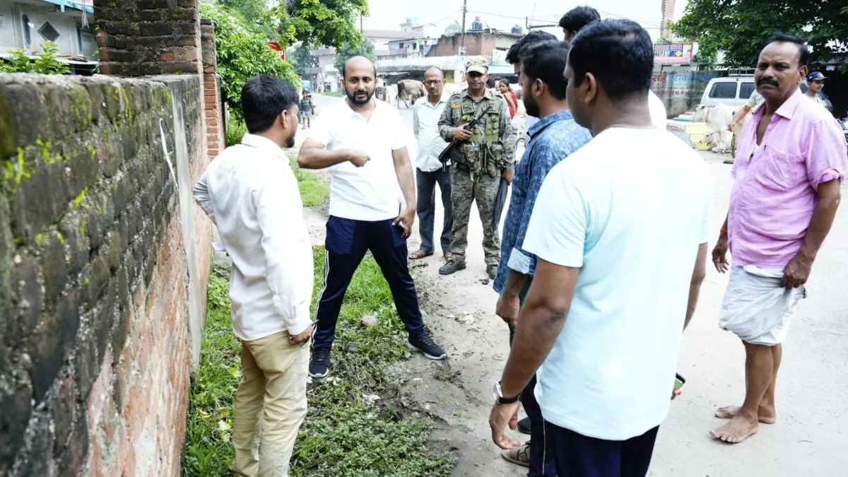Koderma News: शहर में सफाई को लेकर डीसी का सख्त निर्देश, डस्टबिन न रखने वाले दुकानदारों पर लगेगा जुर्माना