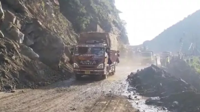 मंडी में पंडोह के पास बंद हाईवे 26 घंटे बाद खुल गया।