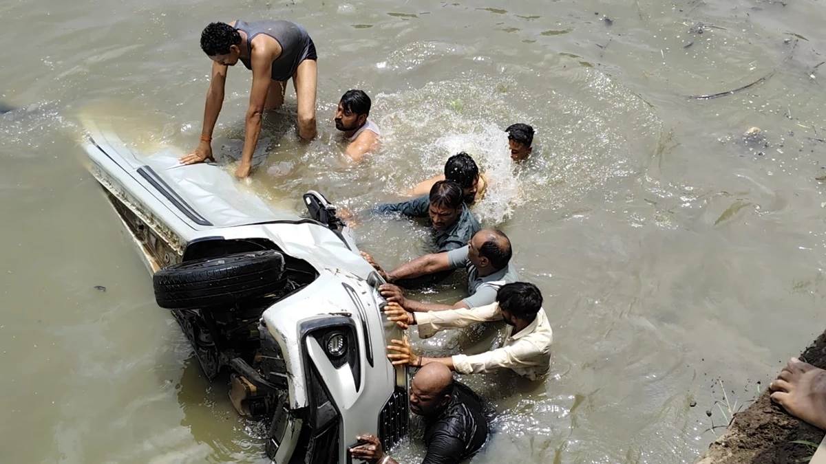 car accident on indore betul highway two dead in kalisindh river