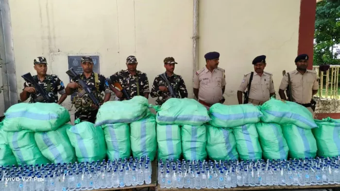 एसएसबी और पुलिस की संयुक्त कार्रवाई में 648 लीटर नेपाली शराब जब्त। जागरण फोटो