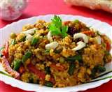 बाजरे की खिचड़ी के सेवन से मोटापा और डायबिटीज में आराम मिलता है।