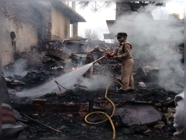 पीरनिगाह में प्रसाद व मनियारी की टीनपोश दुकान में सुबह करीब तीन बजे अचानक आग लग गई।