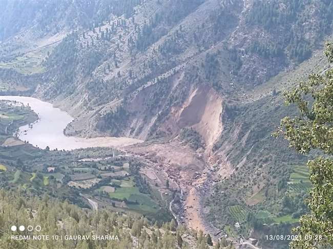 लाहुल के नाल्डा गांव में पहाड़ी के टूटने से चंद्र भागा नदी का बहाव रुक गया है।