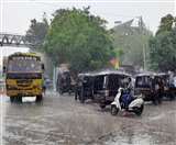 शुक्रवार दोपहर बस स्टैंड पर झमाझम बारिश में भीगते हुए वाहन। जागरण