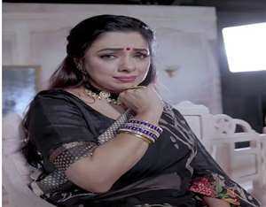 रूपाली गांगुली ने ब्लैक कलर की साड़ी पहन रखी हैl