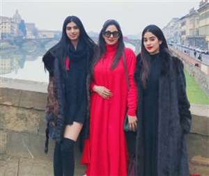 दोनों बेटियों के साथ श्रीदेवी, फोटो साभार: Instagram