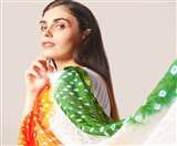 बांधनी प्रिंट तिरंगे दुपट्टे में खूबसूरत महिला