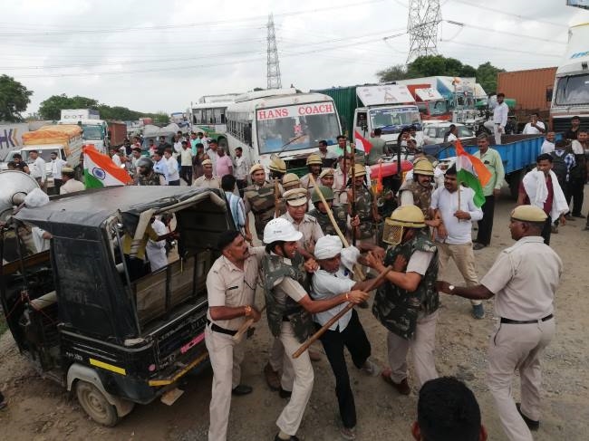 किसानों ने दिल्ली-जयपुर हाईवे को किया ढाई घंटे जाम, पुलिस ने बलपूर्वक हटाया