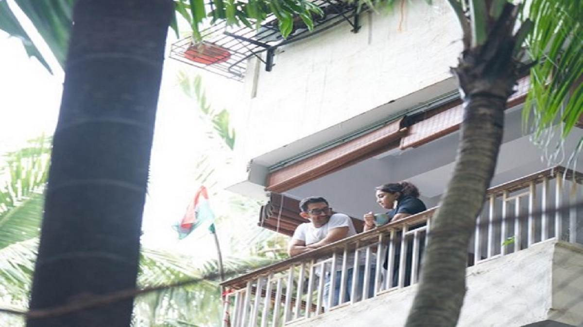 आमिर खान ने अपने घर पर फहराया तिरंगा।