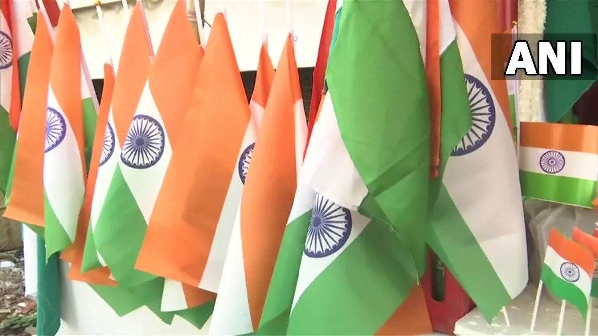 Bareilly News: बरेली में झंडे से मंहगा बिक रहा डंडा, मनाया जा रहा आजादी का अमृत महोत्सव