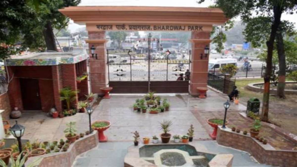 Prayagraj Tourism Guide: प्रयागराज में भरद्वाज पार्क, आजाद पार्क व मदन मोहन मालवीय पार्क प्रसिद्ध है।