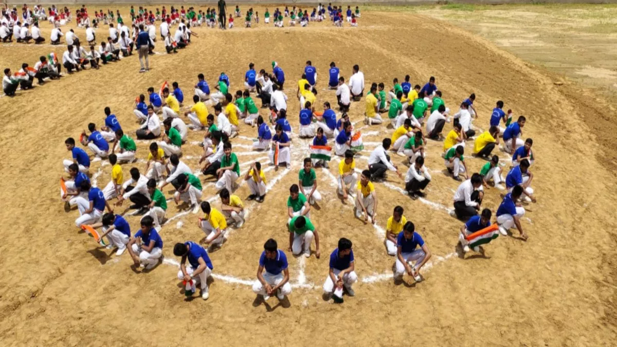 Azadi Ka Amrit Mahotsav: अलीगढ़ में मानव श्रृंखला से बच्चों ने बनाया भारत का नक्शा