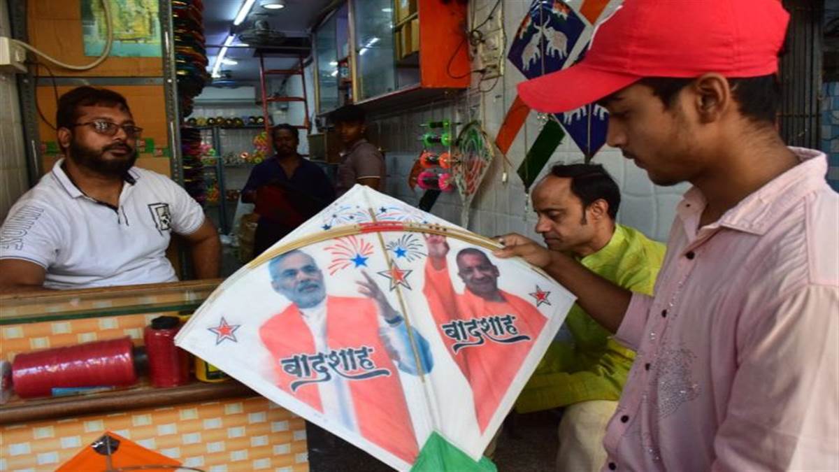 Delhi News: बाजार में पतंगों की स्थाई से लेकर अस्थाई दुकानें सजी हुई है।