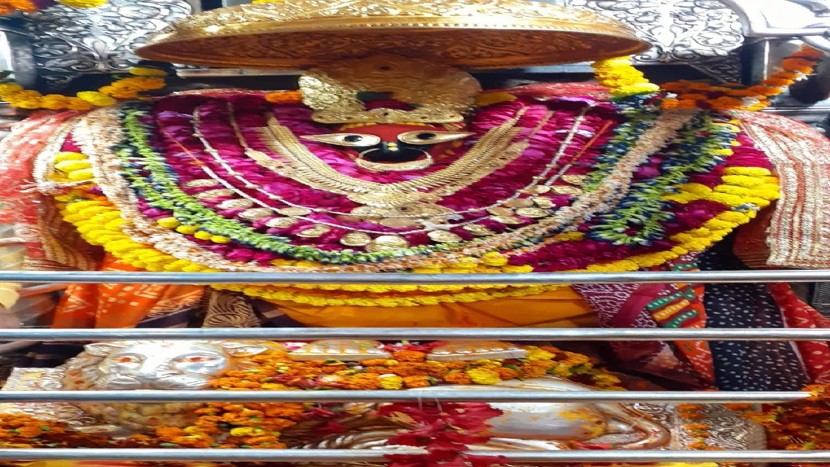 मीरजापुर में मां विंध्यवासिनी का जयंती पर फूलों से हुआ श्रृंगार, निकाली गई शोभा यात्रा