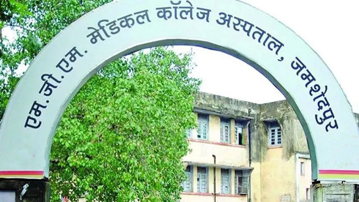 Jamshedpur News एमजीएम अस्पताल में बारिश का पानी घुसने से खुली प्रबंधन