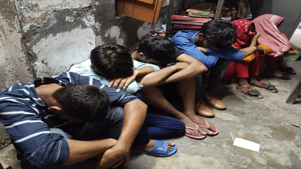 बंद कमरे में चार युवकों के साथ गंदी हरकत करते पकड़ी गई युवत‍ियां, मुजफ्फरपुर का मामला