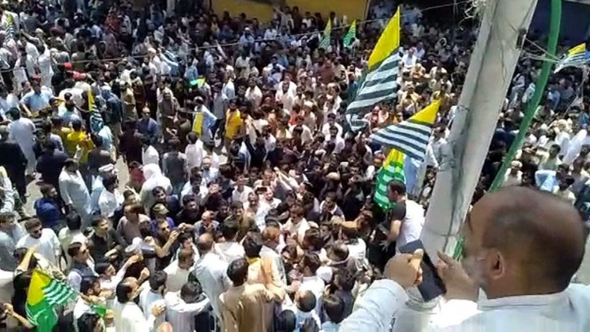 पाकिस्तान सरकार की योजना के खिलाफ पाकिस्तान के कब्जे वाले कश्मीर में विरोध प्रदर्शन शुरू हो गए हैं।