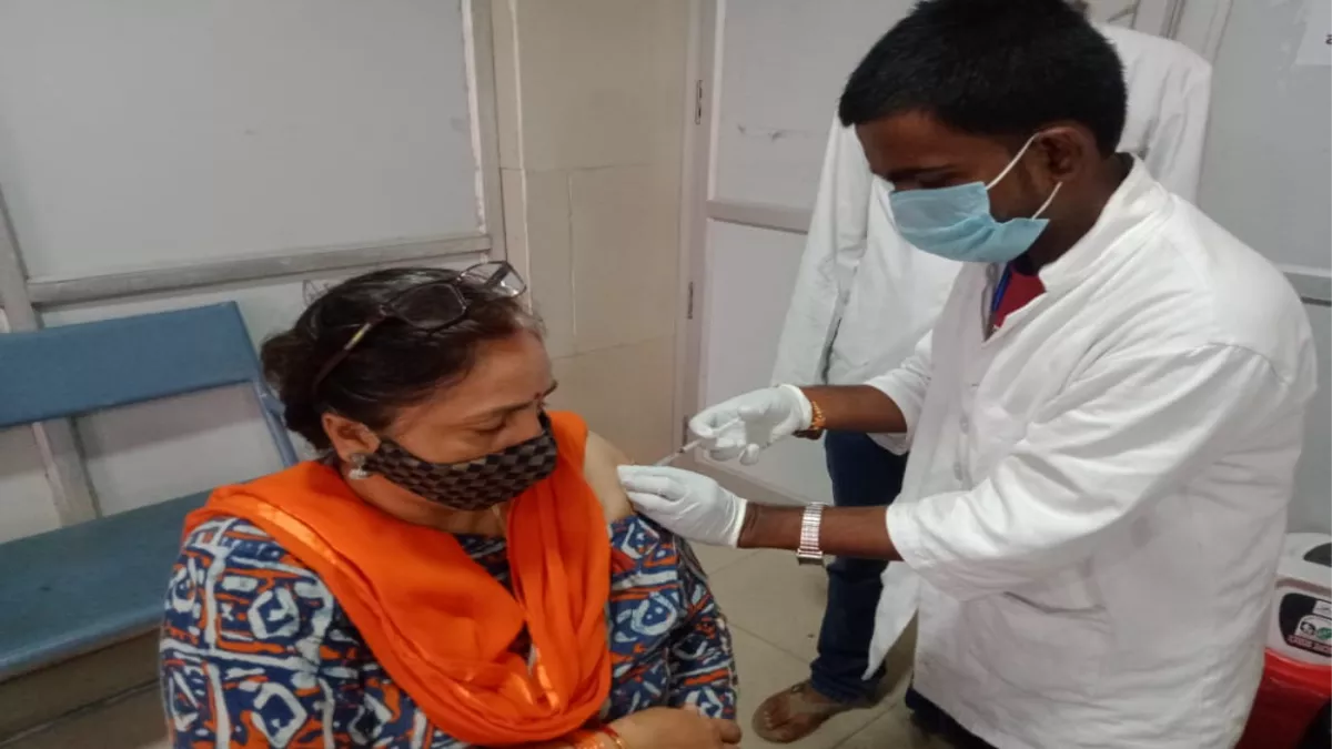 Corona Vaccine in Varanasi : 2.56 लाख लाभार्थियों को लग सकी कोरोना वैक्सीन की सतर्कता डोज