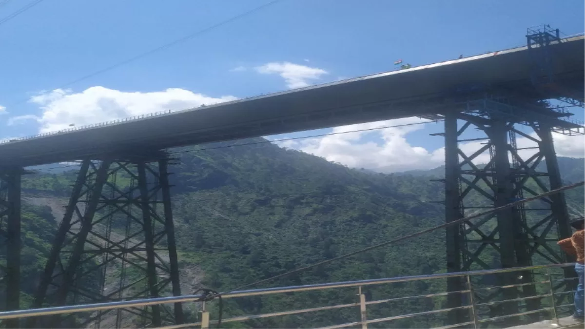 Jammu Kashmir : दुनिया का सबसे ऊंचा रेलवे का आर्च पुल तैयार, कन्याकुमारी से कश्मीर तक रेल पहुंचाने की राह में बड़ी बाधा पार