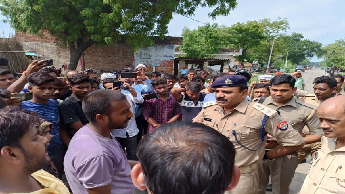 प्रतापगढ़ में कुंडा-जेठवारा मार्ग पर आक्रोशित लोगों को समझाते पुलिस अधिकारी।