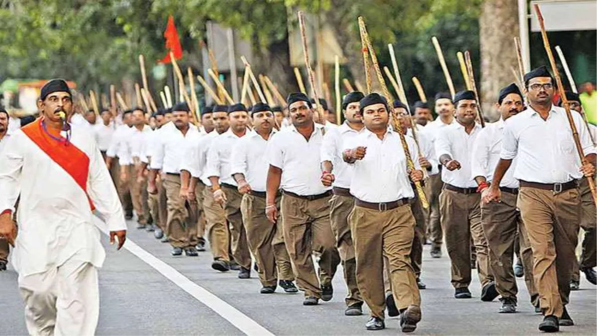 RSS ने सोशल मीडिया अकाउंट्स पर लगाई तिरंगे की तस्वीर, राष्ट्रीय ध्वज को लेकर कांग्रेस ने की थी संघ की आलोचना