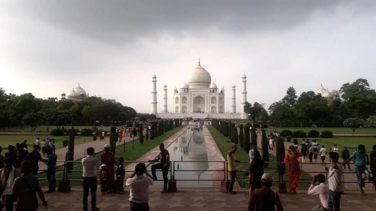 Agra Tourism Guide: ताजमहल पर मानसून के मौसम में इस तरह का नजारा रहता है।