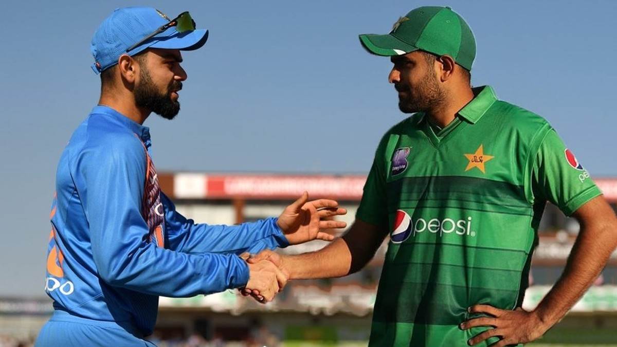 पाकिस्तान कप्तान बाबर आजम के साथ विराट कोहली (फोटो ट्विटर पेज)