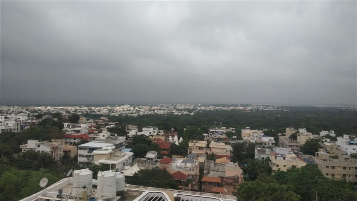 Weather in Agra Today: आगरा में शनिवार सुबह हल्की धूप निकलने के बाद एक बार फिर बादल छा गए हैं।