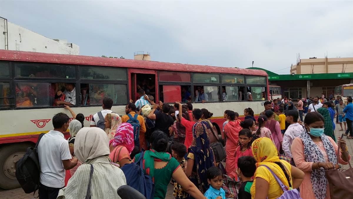 रक्षाबंधन पर बहनों की भीड़ के आगे अलीगढ़ में रोडवेज बसें रहीं बे-बस - Lack of roadways bus in Aligarh in front of crowd of sisters on Rakshabandhan