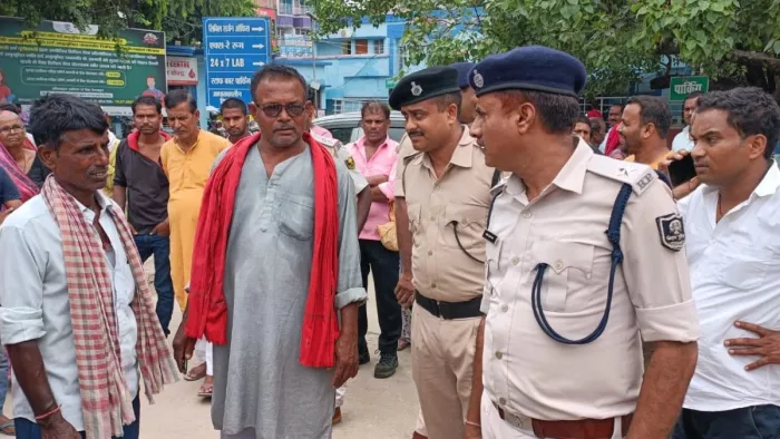 मामले की जांच करते नगर थानाध्यक्ष प्रशांत कुमार राय। (जागरण फोटो)