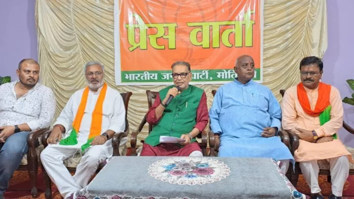 संवाददाता सम्मेलन को संबोधित करते पूर्व केंद्रीय कृषि कल्याण मंत्री और मोतिहारी सांसद राधामोहन सिंह।