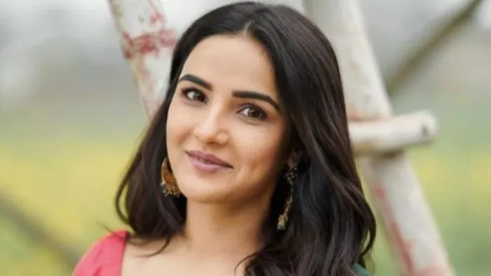 Jasmin Bhasin एयरपोर्ट के बस में हुईं लॉक। Photo-Instagram