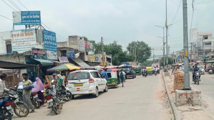 हिंसा के 13 दिन बाद तावड़ू के बाजार में दिखी चहल-पहल।