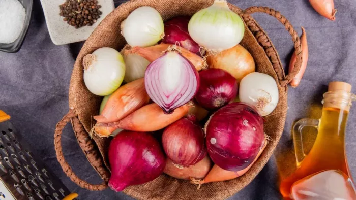 Onion Hair Masks: बालों को झड़ने से बचाएंगे प्याज का रस