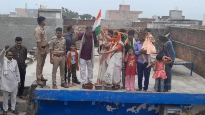 घर के ऊपर तिरंगा लगाती पाकिस्तान से नोएडा आई महिला सीमा हैदर। जागरण।