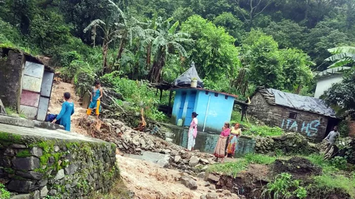 कोटद्वार व आसपास के क्षेत्रों में हुई मूसलाधार वर्षा के कारण भूस्खलन से खतरे की जद में दो गांव