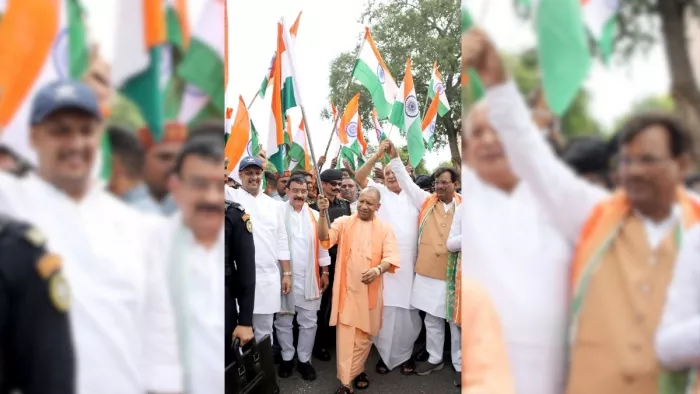 भारत माता की जयकार संग हाथ में तिरंगा फहराते पैदल चले सीएम योगी आदित्यनाथ