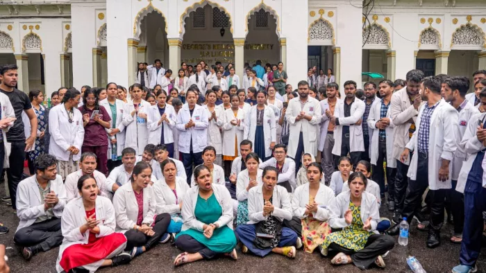 लखनऊ में किंग जॉर्ज मेडिकल यूनिवर्सिटी (KGMU) में डॉक्टरों ने किया प्रदर्शन। फोटो-पीटीआई ।