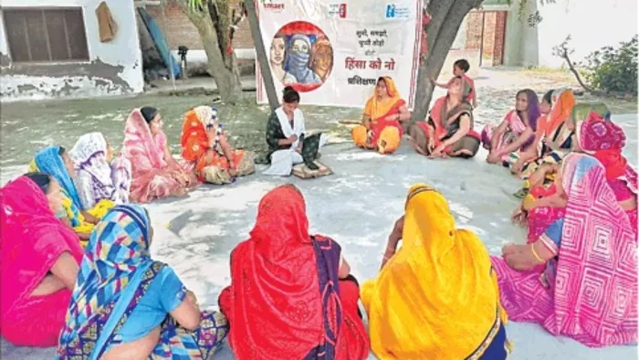महिलाओं के बीच जाकर घरेलू हिंसा के विरुद्ध जागरूक करतीं करिश्मा l स्वयं