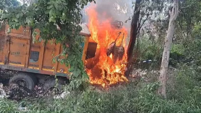 बाइक सवार दंपती को टक्कर मारने के बाद डंपर में लगी आग।