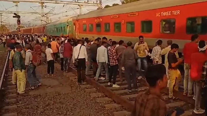 Itarsi News: इटारसी रेलवे स्टेशन पर ट्रेन के दो कोच बेपटरी।