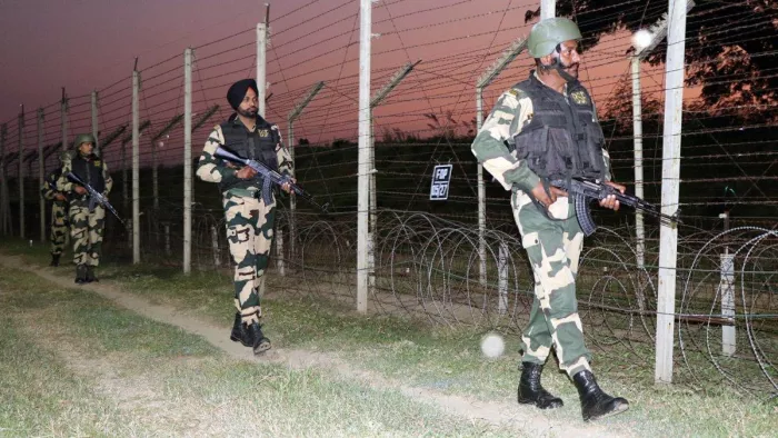 सीमा पर गश्त करते हुए बीएसएफ के जवान (जागरण फाइल फोटो)