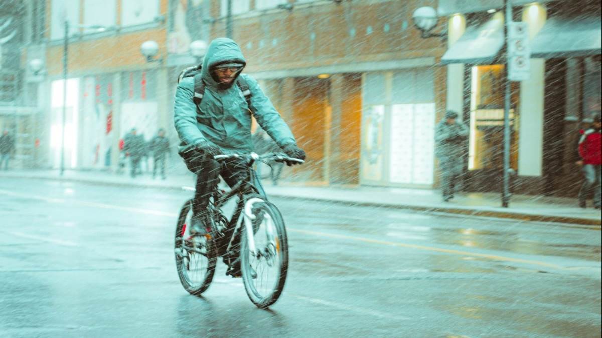 स्कूल और ऑफिस के लिए हो जाता है लेट? तो इन RainCoat का करें इस्तेमाल