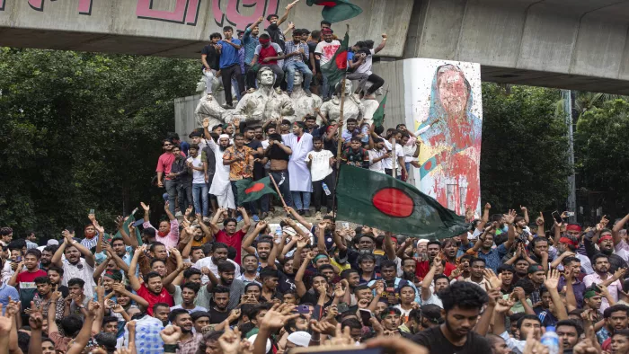 Bangladesh Violence Update: बांग्लादेश में आंदोलन करते प्रदर्शनकारी।
