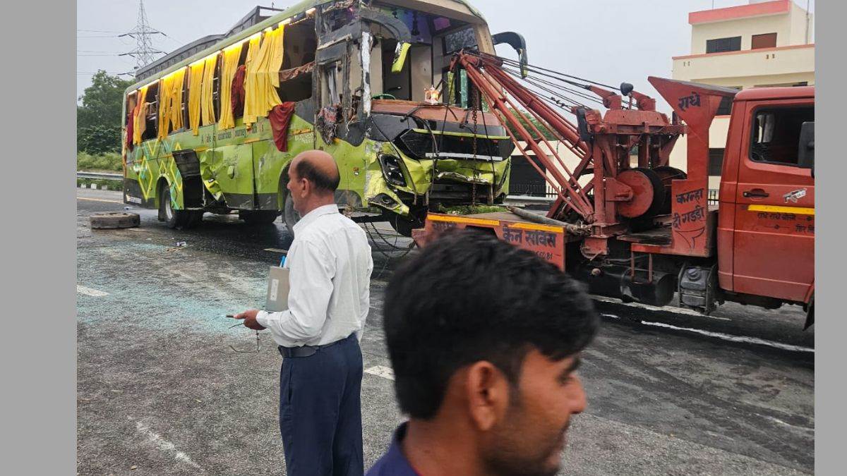 agra accident news sleeper bus overturns on agra expressway more than 12 injured