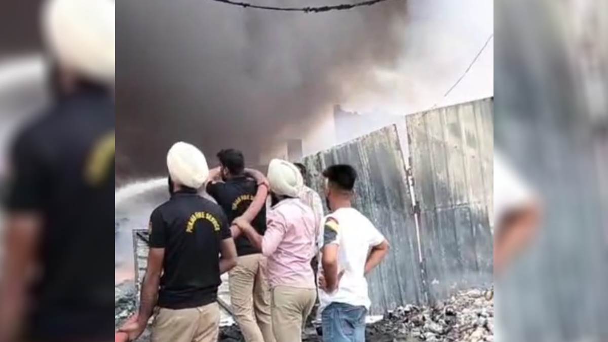huge fire at a plastic factory in amritsar fire engines present at the spot